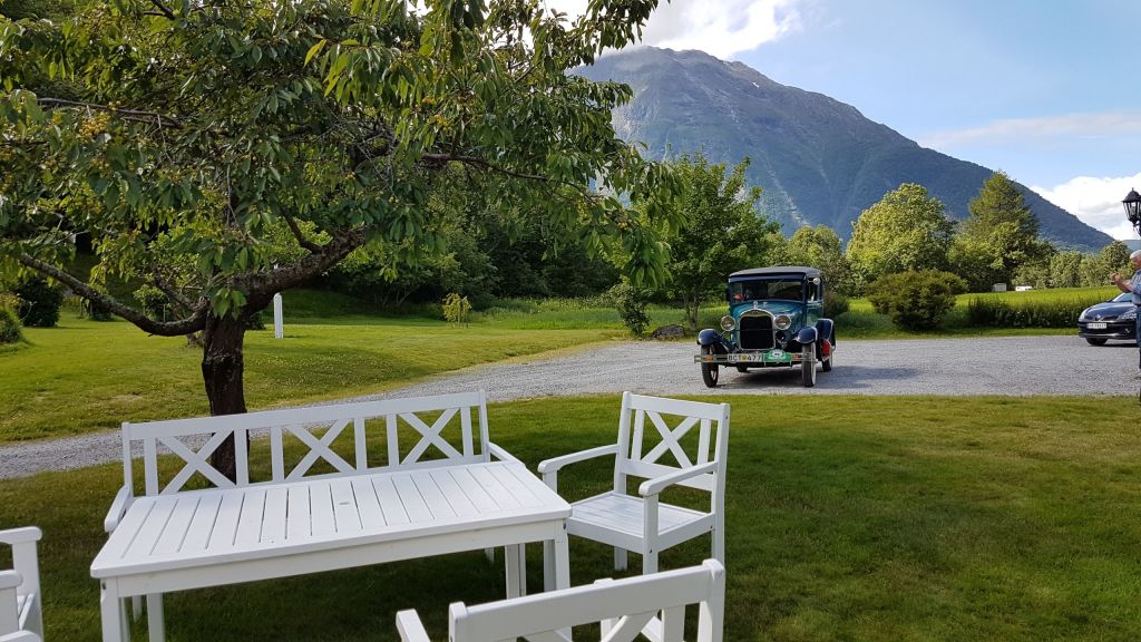 Sommerbesøk av gjester med en spesiell bil.