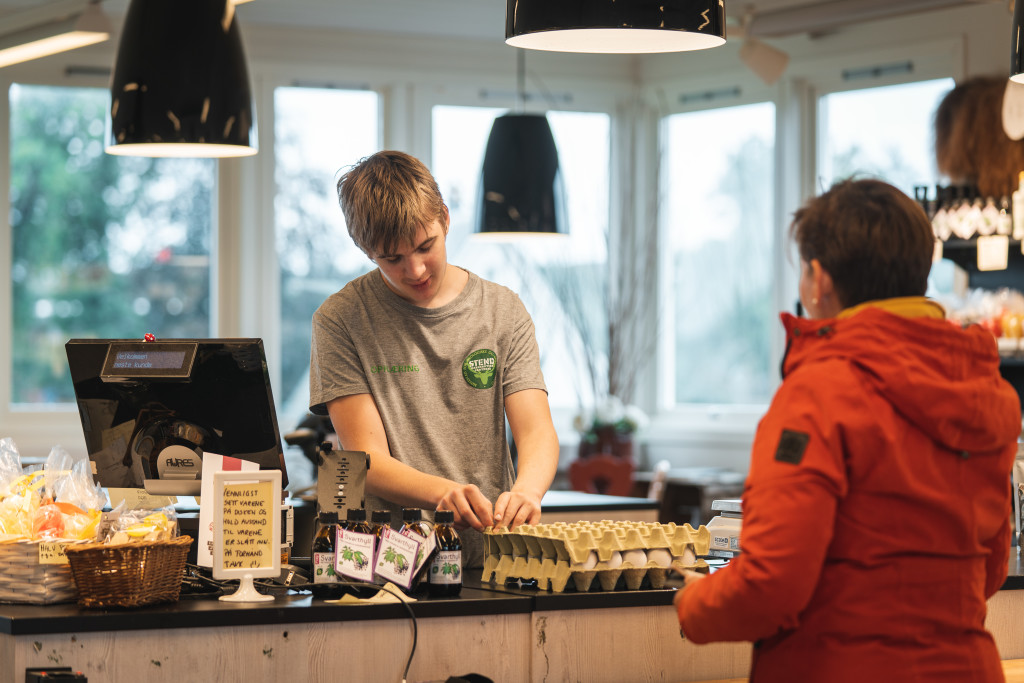 Kunden handler egg fra egen hønsegård- vår best selger!