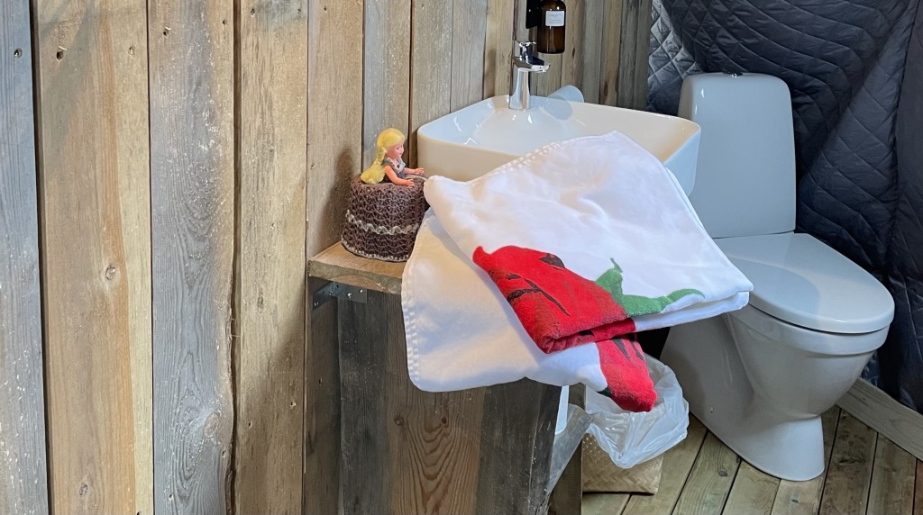 Det er vannklosett og kaldt vann i 5 av eco-lux podsene.