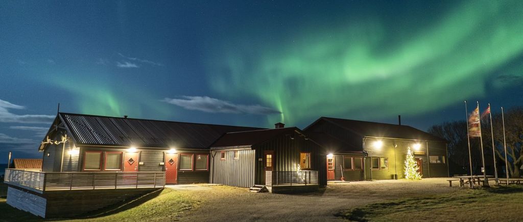 Fra september til Begynnelsen av april vil du kunne oppleve nordlyset som danser over himmelen. Marmelkokrn, ligger i et område med lite lysforurensing og er et fantastisk utgangspunkt for å oppleve dette fantastiske fenomenet