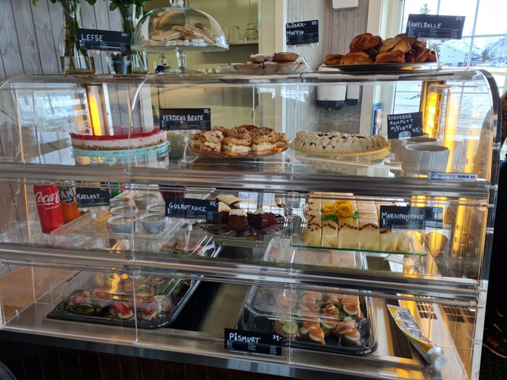 Gårdsbutikken er åpen hver dag, og her kan du få deg både lunsj og middag! samt kaffe og kake om du skulle ønske det.