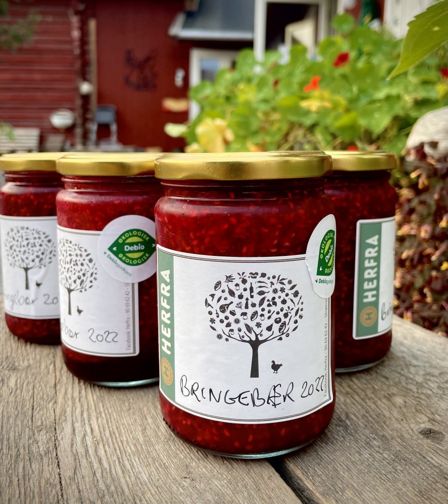 Vi lager saft og syltetøy, og en mengde annet, som vi selger i gårdsbutikken.
