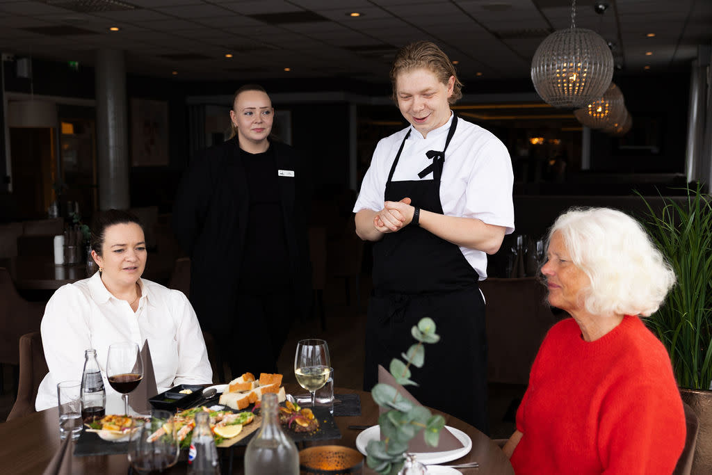 Vår ass. kjøkkensjef Marcin og restaurantsjef Aina forteller om den fantastiske lokale maten vår.