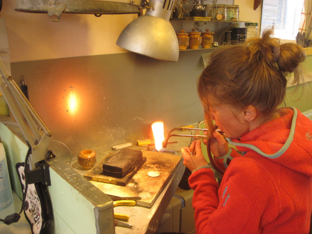 Vi har et stort utvalg av håndlagde smykker med motiver fra villmarken. Sandrine er utdannet gullsmed og elsker å kombinere smykker med gamle symboler, norrøn mytologi eller edelstein. Sandrine tror at naturen helbreder oss, og at vi alle er født med selvhelbredende kraft. Hvert eneste smykke er handlaget med kjærlighet, og designet for å styrke dine helbredende evner og får å berøre enhver sjel.
