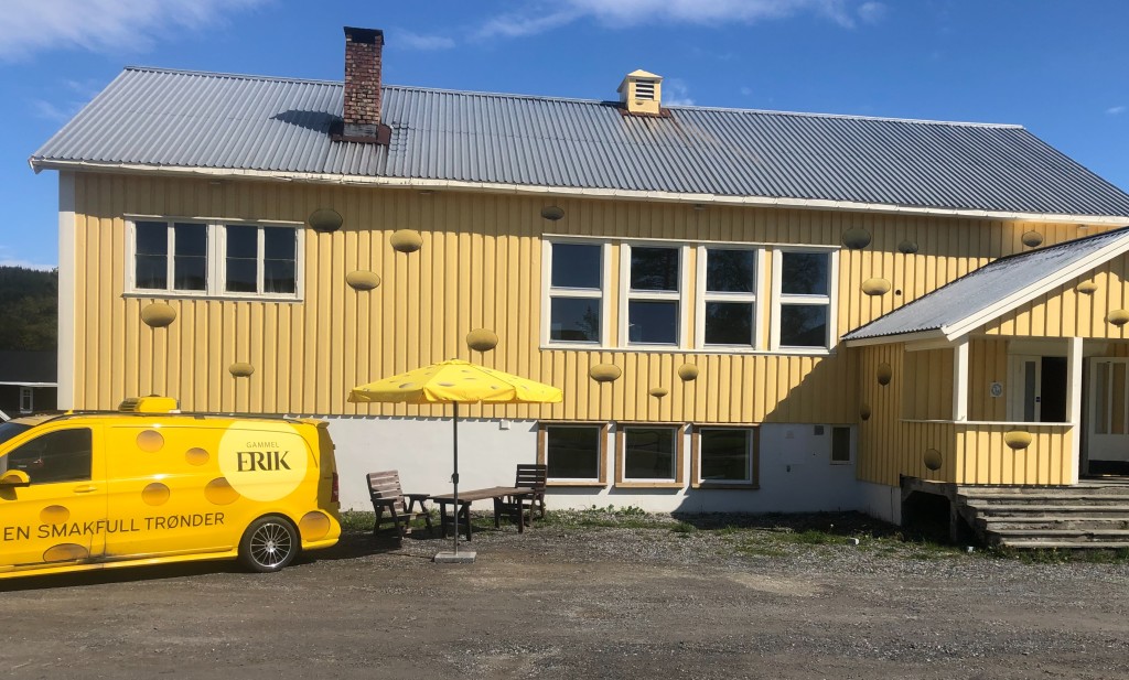 Gult er kult, og meieriet i Namskogan ligger i bygdas kuleste hus
