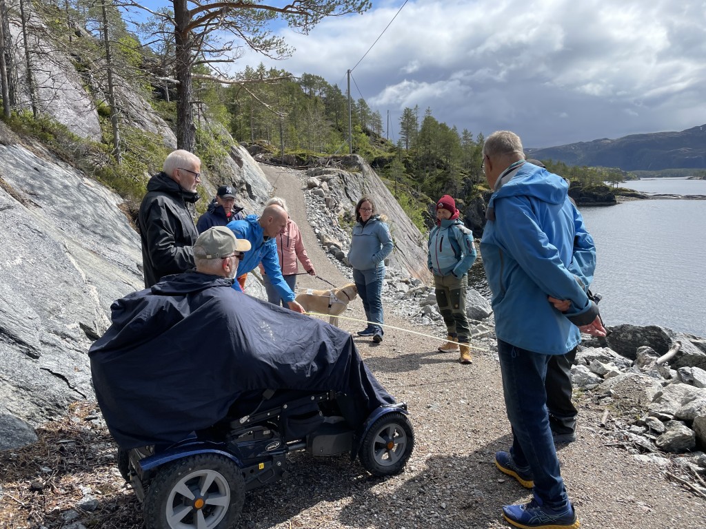 Fra gården er det en 2,7km lang turvei fram til jettegrytene i Galtneset. Både hytter, gårdstun og turveier er universelt tilrettelagt