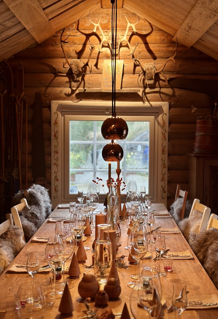 Innvendig i Norges minste restaurant. Her har vi ett bord og kan dekke til maks 10 personer.