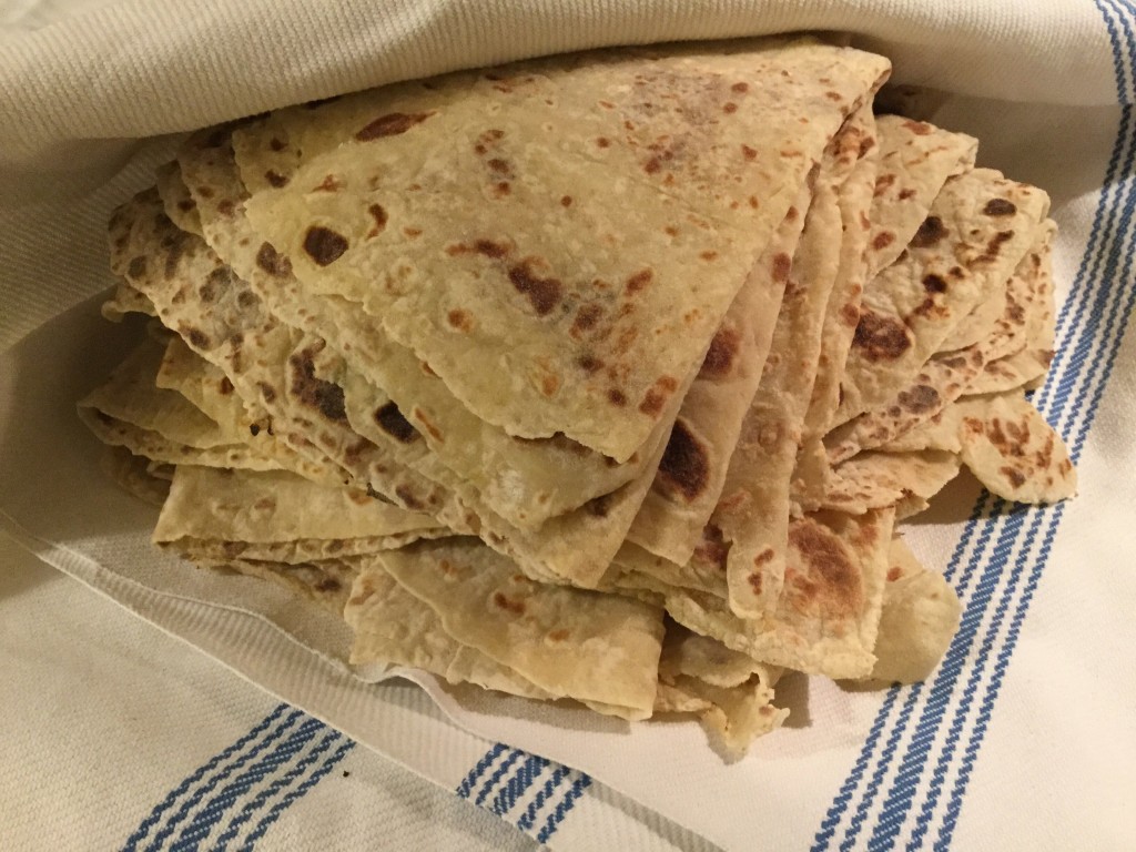 Lefse en av våre viktige mattradisjoner og poteter hentes hos en bonde i nærheten. Disse blir bakt i tiden før jul og til andre utvalgte perioder i året. Bør bestilles! Lunkne lefser med sirup er himmelsk godt!