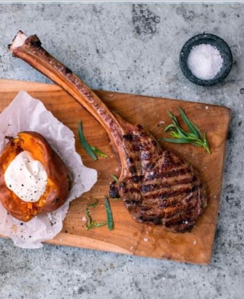 En tomahawk av Limousin er et sikkerstikk på grillen (Entrecote med bein)