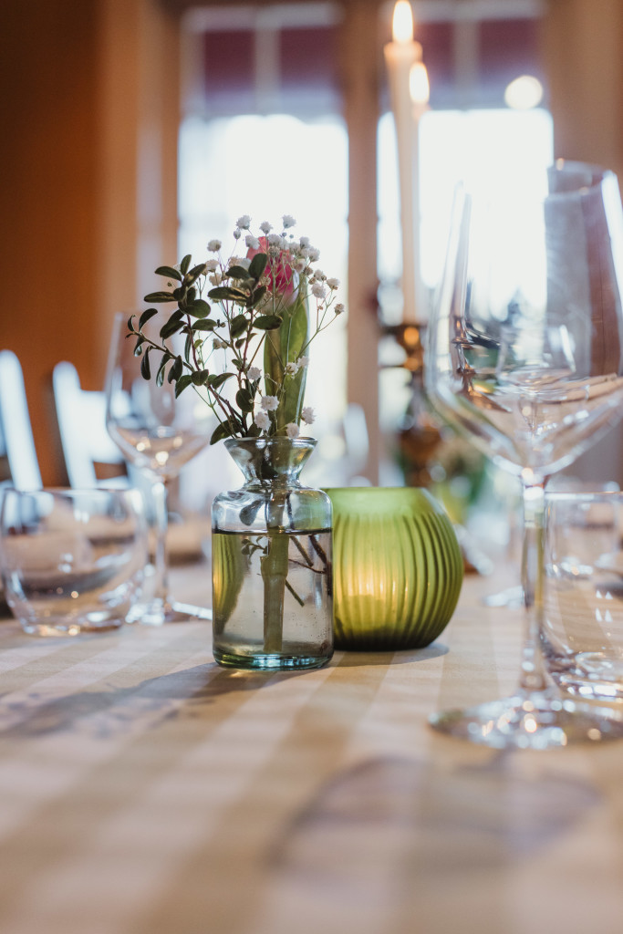 I gildestuen kan man samles rundt langbordet og nyte et godt måltid sammen.