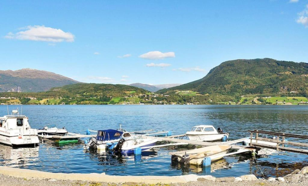 Vi leiger ut båtar og guida fisketurer! Velkommen til en hyggelig dag på Gloppefjorden.