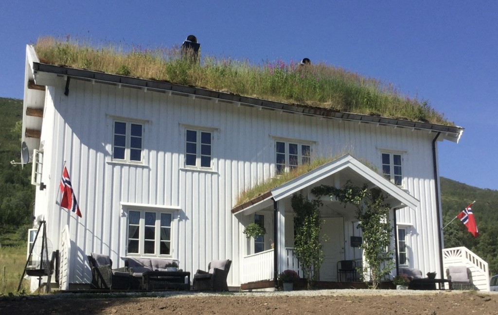 Tømmerstua på Strandli gård. Her kan du overnatte samtidig som du har full tilgang til velutstyrt kjøkken.