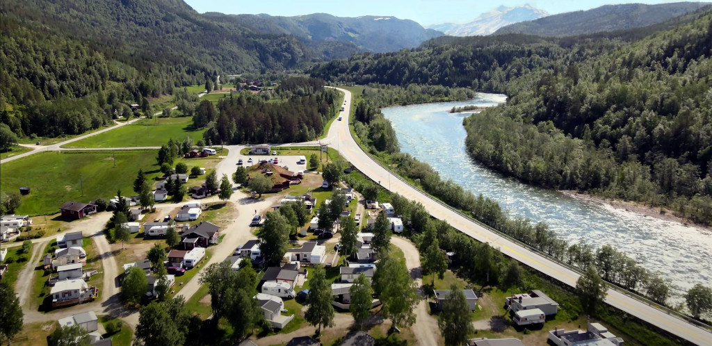 Vi ligger langs E6 i Saltdal og anbefaler å stoppe på vår særegne kroa på Nordnes.