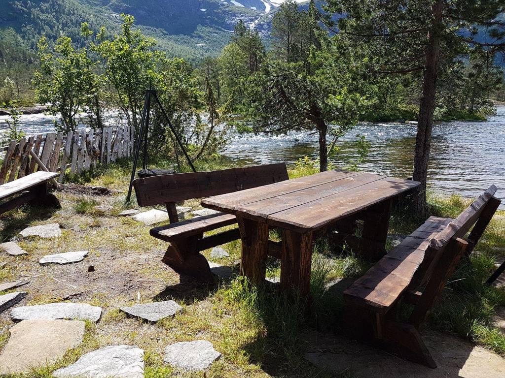 Ved gapahuken er det bord både ute og under tak. Her er det fint å ta ein rast.