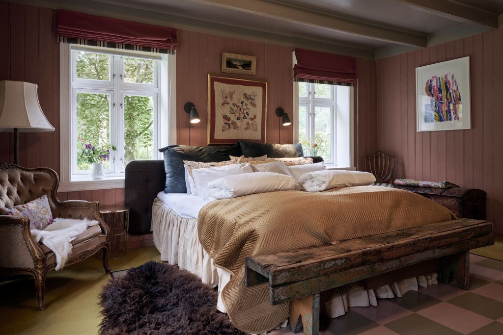 Nyt et opphold i vår Bestemor-suite. Eng: A glimpse of our Grandmother-suite.