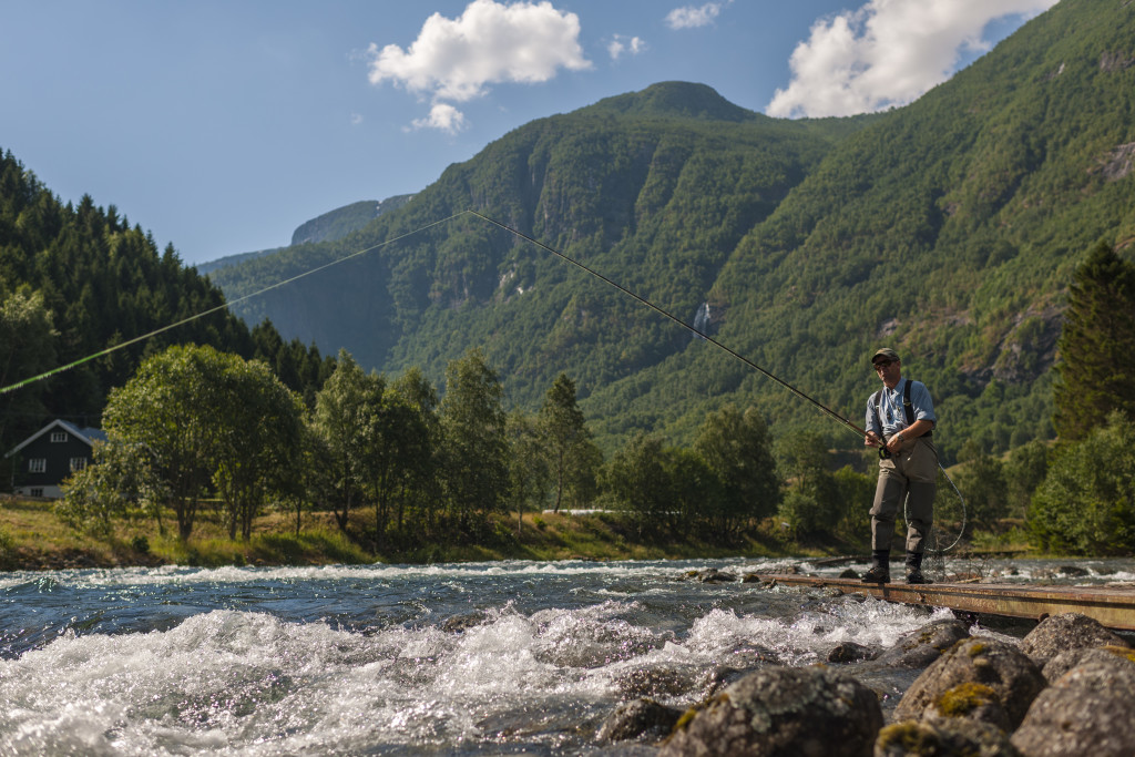 Hva med en fisketur i elven som er en stor del av Aurlands kulturhistorie? Er du en erfaren fisker kan du leie strekket vårt i elven, ønsker du å lære har vi erfarne fiskere som kan ta dere med på en opplevelse dere sent vil glemme. Eng: How about a some flyfishing in our private stretch in Aurland river?
