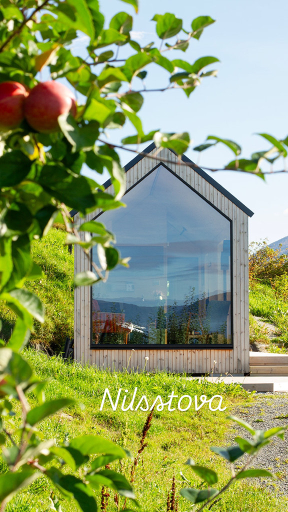 Nilsstova - den største av dei to hyttene våre. Denne hytta har eit soverom med ei dobbeltseng og ein hems med 2 stk gode madrasser. Hytta har også internett og tv. På terassen er det eit boblebad som står klart frå april til oktober.