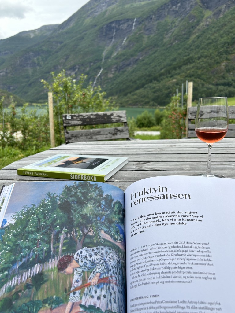 Me har gardsutsal og skjenkeløyve i hagen der me held sidersmaking etter avtale.