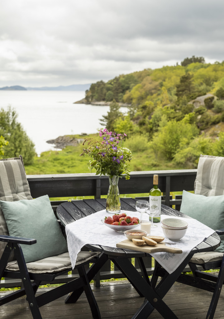 Sommarmåltid på hytteterrassen