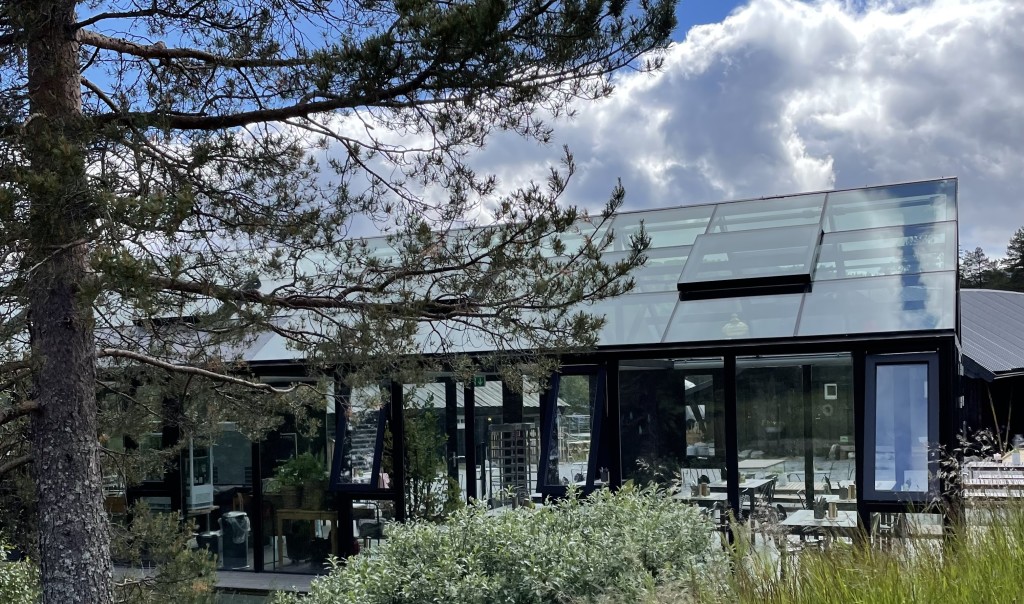 Glasshuset fra skogssiden.