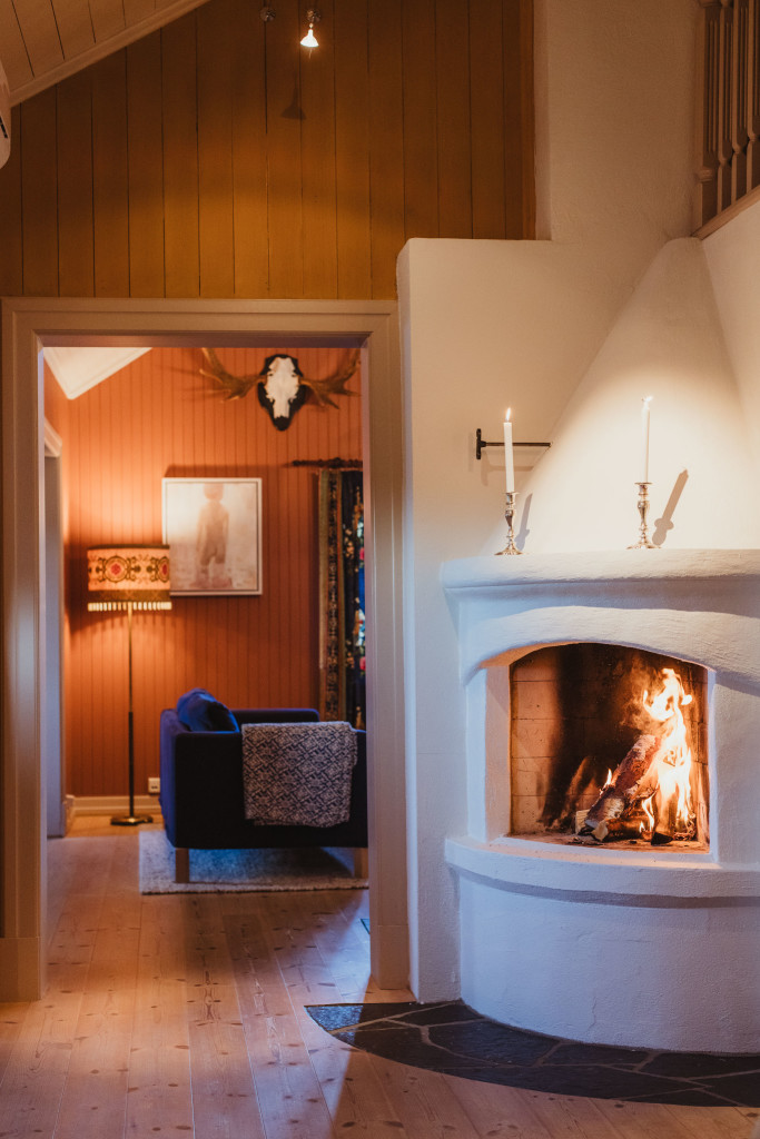 To peiser og flere sittegrupper legger til rette for god stemning og avslapning uansett vær og årstid.