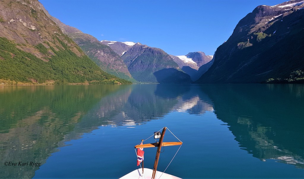 Båttur med MS Kjenndal II opp Lovatnet til Kjenndalstova.