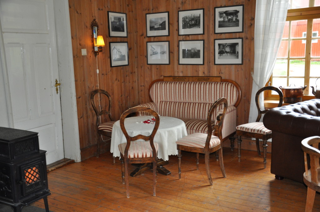 Interiør fra peisestua på Mokk gård