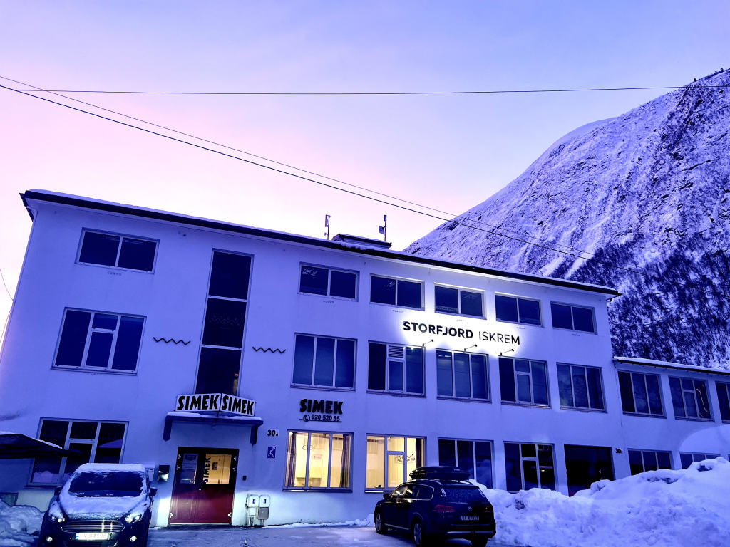 I 2. etasje i det ærverdige Aarflåt møbelbygget i Stordal, med Storfjorden som nærmeste nabo, finner du vår fabrikk - omgitt av ekte norsk natur.