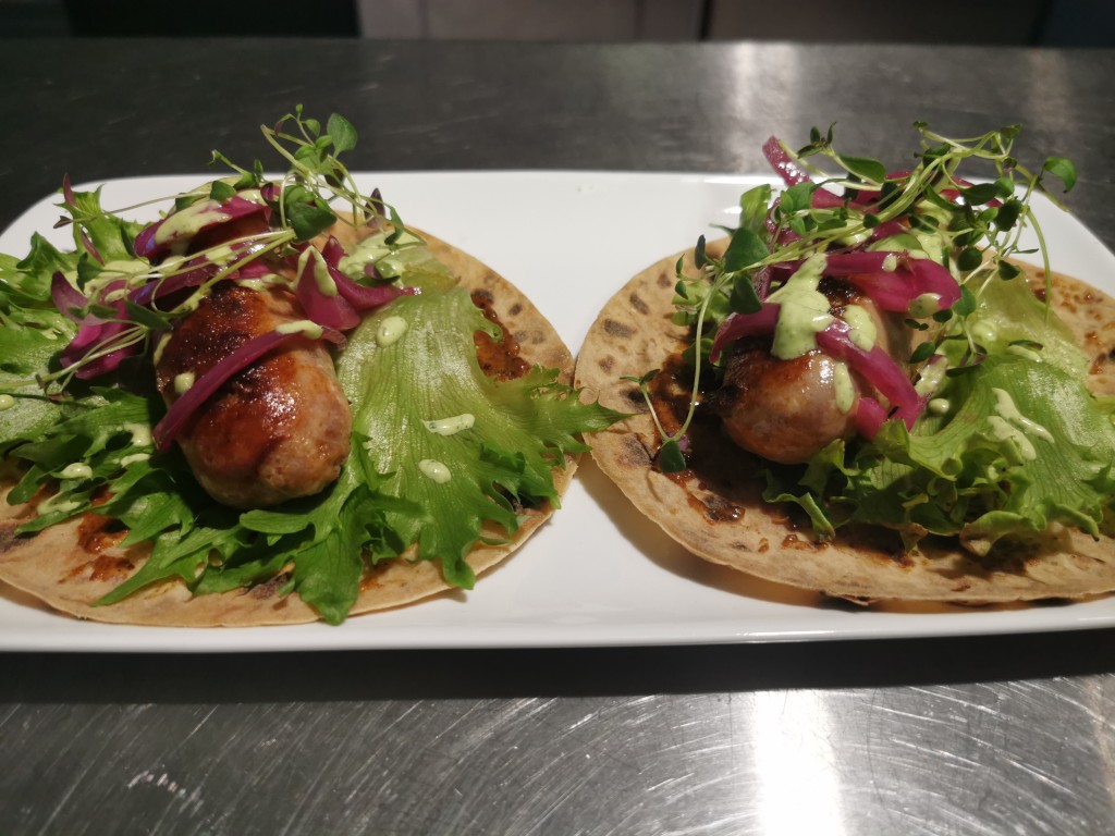 Norsk chorizo fra Regsnes Matgleder som vi har pimpet opp med honningsennep, balansert syltet løk og urtesalsa med ost fra Valdres.