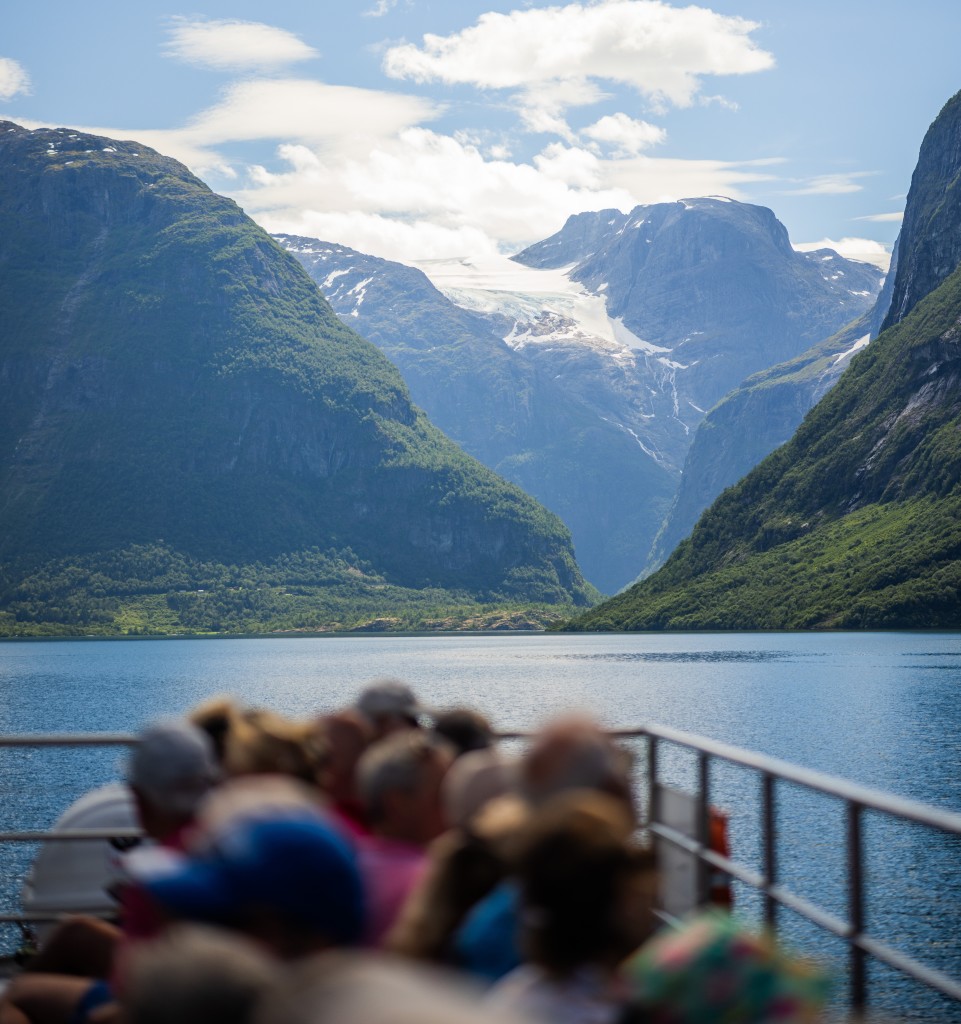 MS Kjenndal II på vei til Kjenndalstova.