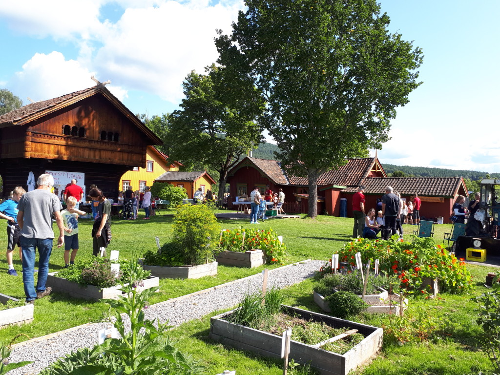 Urtehagen frå 2017 bak Stabburet frå 1700 - talet