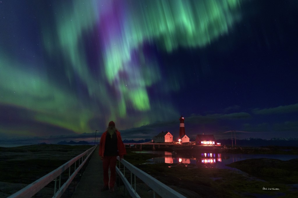 Nordlyset fra et fyrtårn. Vinterstid danser nordlyset forførende vakkert på den nordnorske nattehimmel.