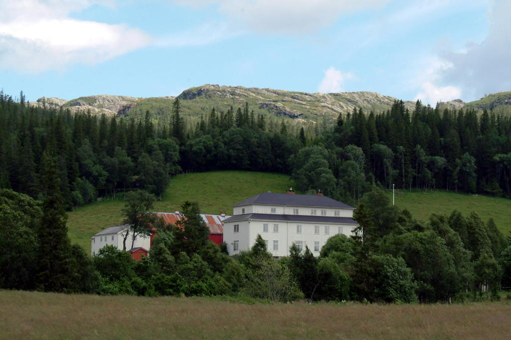 Oppunder snaufjellet ligger Mokk gård.