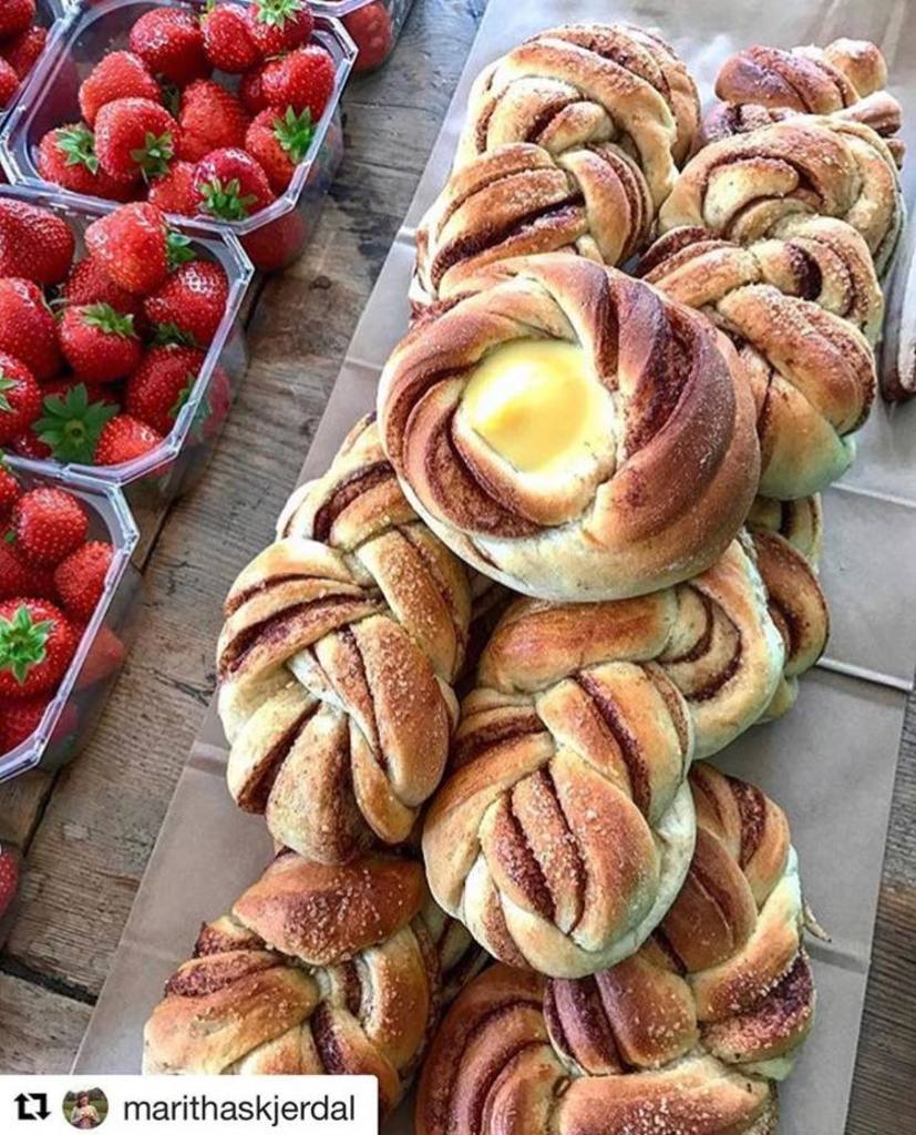 Heile sommaren og i helgar elles prøver me å tilby ferske bakevarer. 
Enten så bakar me sjølve eller så samarbeider me med nokre av bakeria i region.