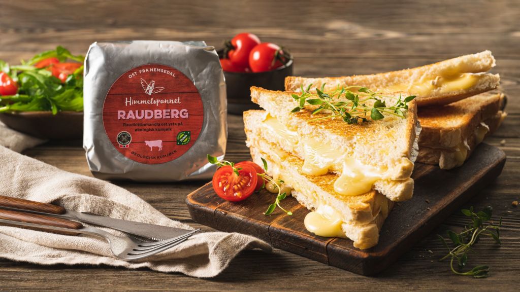 Raudberg er en økologisk kvitmuggost ysta på kumjølk, Den har en rund og moden smak. Konsistensen er mjuk, og yttersiden har innslag av kvitmugg. Ypperlig smelteevne gjør at den passer perfekt på toast og hvit pizza. Himmelspannet har vunnet flere utmerkelser for Raudberg, nå sist Supergull i Oste- VM 2022