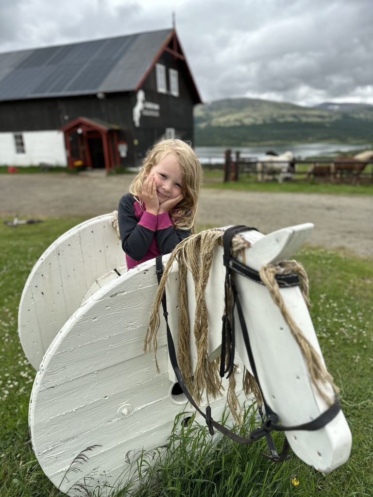 Thea, 14. generasjon, ønsker velkommen til Hjerkinn!