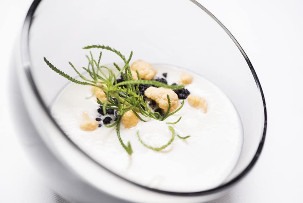 Fine dining! Ein 16 retters smaksoppleving som serverast som ei smaksreise frå klokka 19.00 og fram til midnatt. Dette er ein oppleving utanom det vanlege!