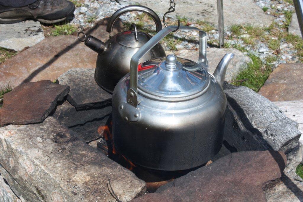 Bålkaffi kan ein av og til få smake ved gapahuken.