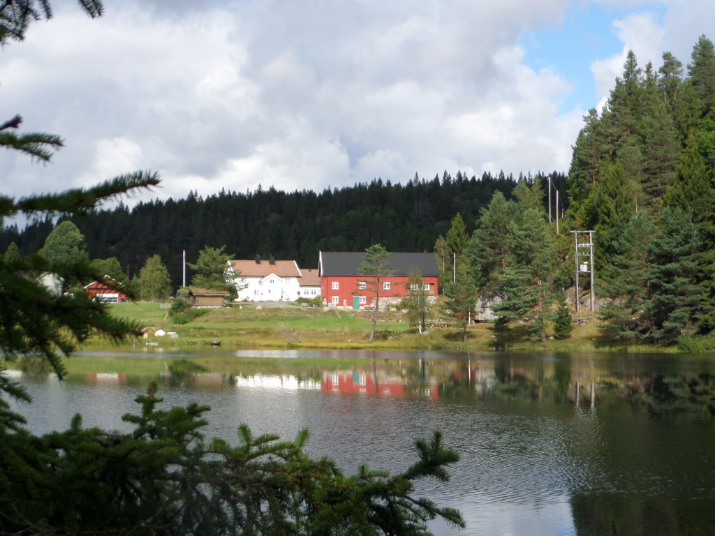 Beisland Gjestegård sett fra Beislandstjenna.