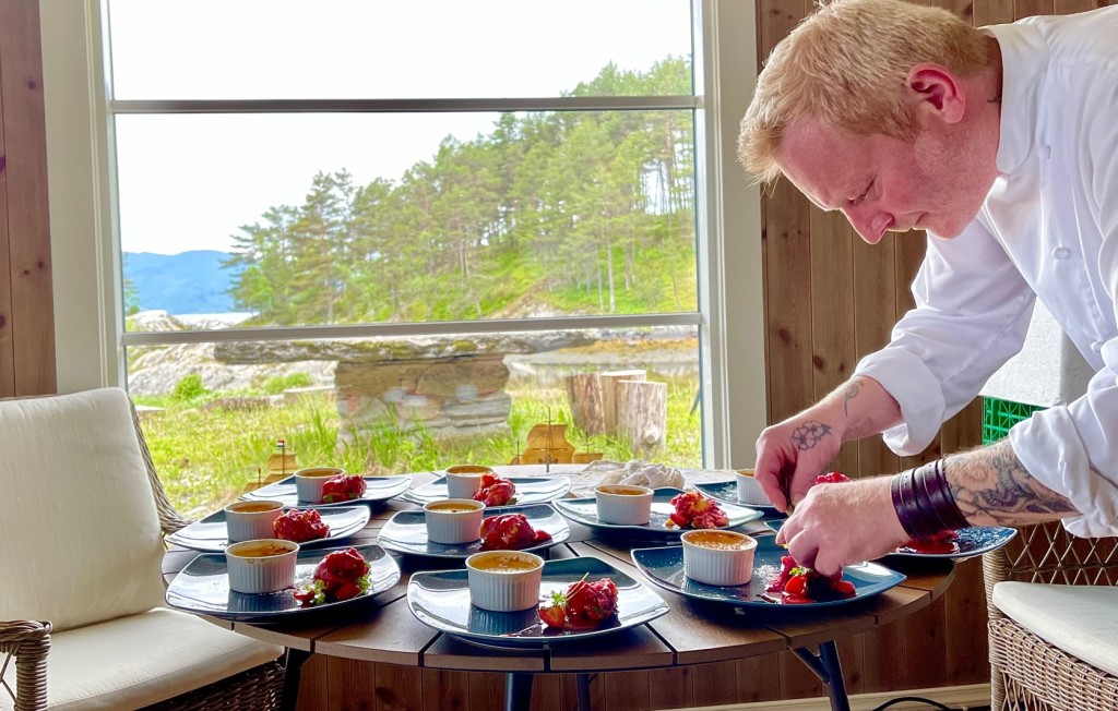 Vi samarbeider med Lavik Kro&Catering som leverer nydelig mat til arrangementer i naustet.