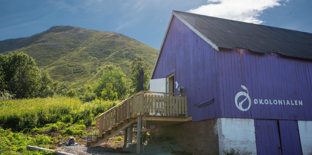 Økolonialen er et bærekraftig alternativ. Lokalisert i hjertet av Lofoten og Vesterålen, på yttersida av Hadseløya, Teigan. Her finner du varer som er miljøsertifiserte, gjenbrukte eller resirkulert og verktøy for å redusere gmatsvinn, velkommen til oss!