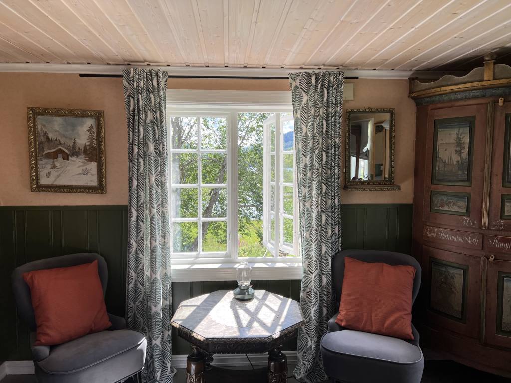 "Postkontoret" - et av dobbeltrommene i hovedhuset fra 1850. Dette rommet har også et rom vegg-i-vegg, med en dør i mellom, som gir plass til en gruppe eller familie på fire. Disse to rommene deler et romslig bad. Alle andre rom på gården har eget tilhørende bad. I dette rommet var det tidligere postsentral som ble drevet av vår bestemor/oldemor.