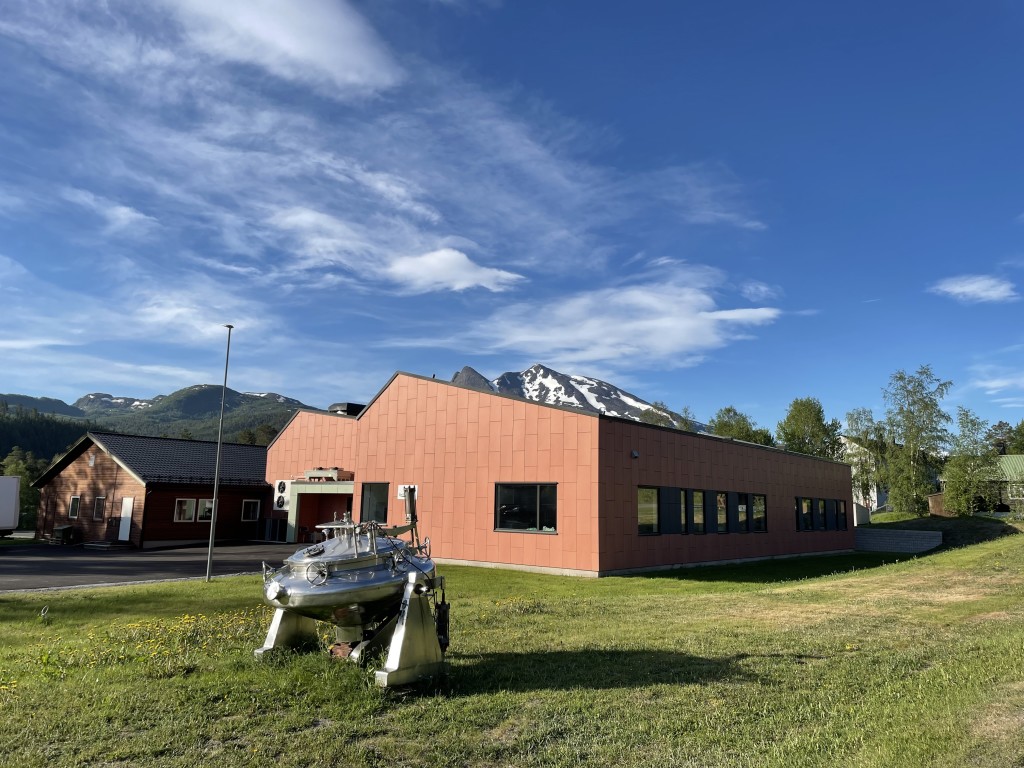 "1839 Lokalmat" på Trones i Beiarn, et kommunalt næringsbygg for en samlet lokalmatsektor i Beiarn. Den gamle brunostgryta fra Misvær ysteri foran i bildet.