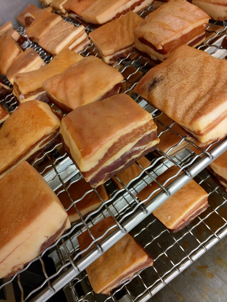Nyrøkt bacon.