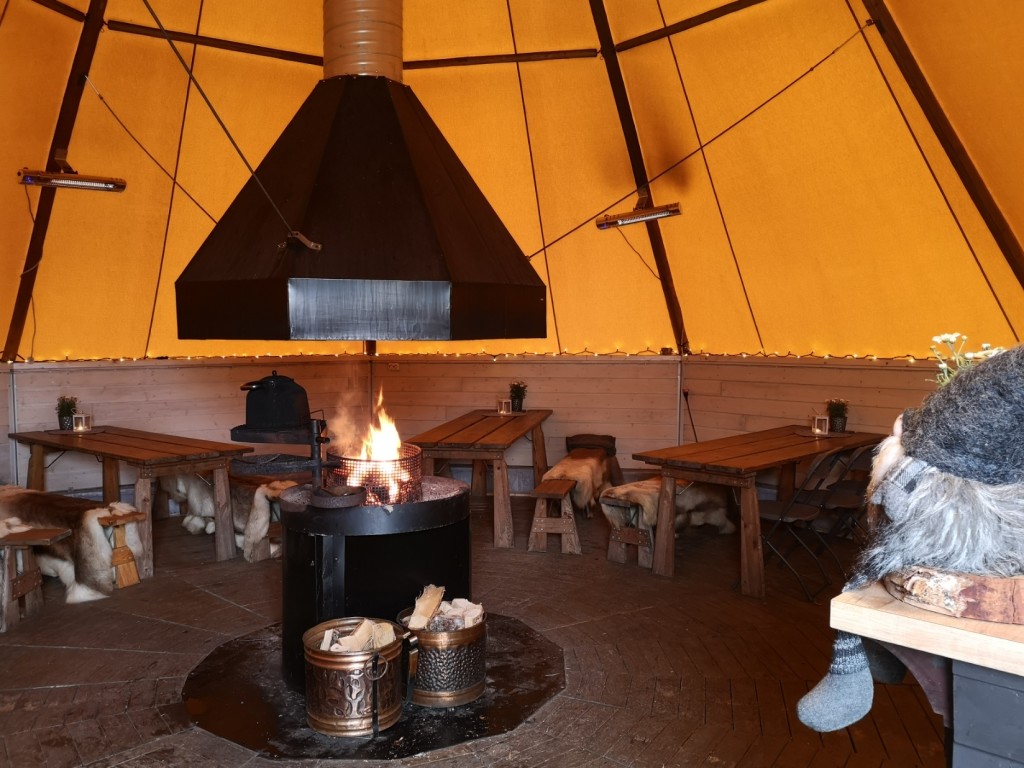Velkommen til bålkaffe i vår flotte lavvo på gården.