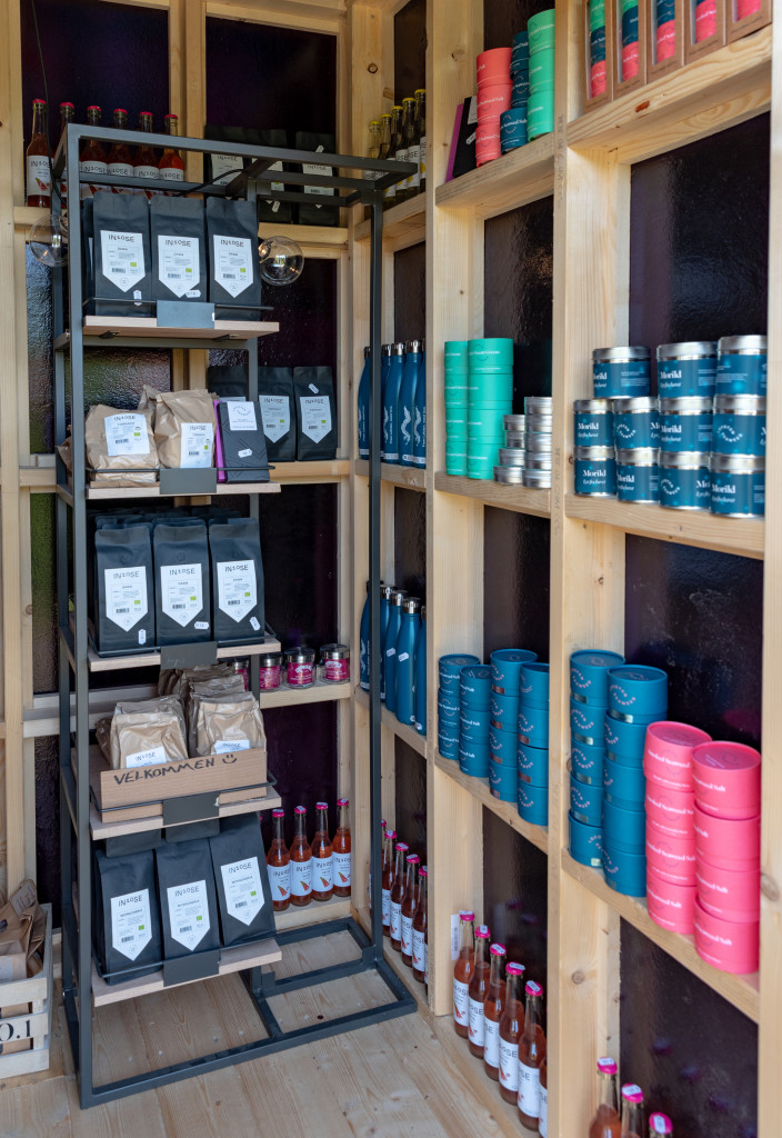 Økolonialen har en rekke økologiske produkter. her kan du kjøpe lokalprodusert tang og tare baserte krydder, økologisk brus og økologisk kaffe og mange andre spennende økologiske produkter.