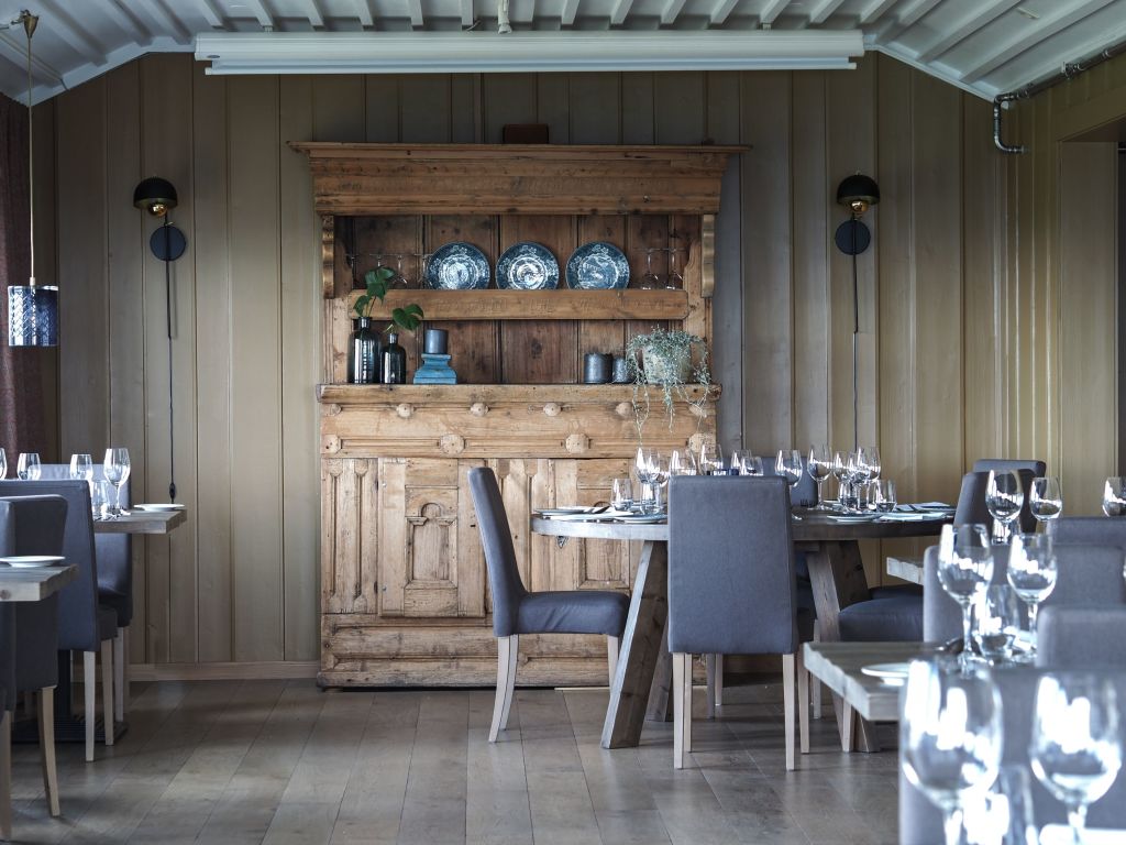Nyt god mat og nydelig utsikt i Kongsgaard Restauranten.