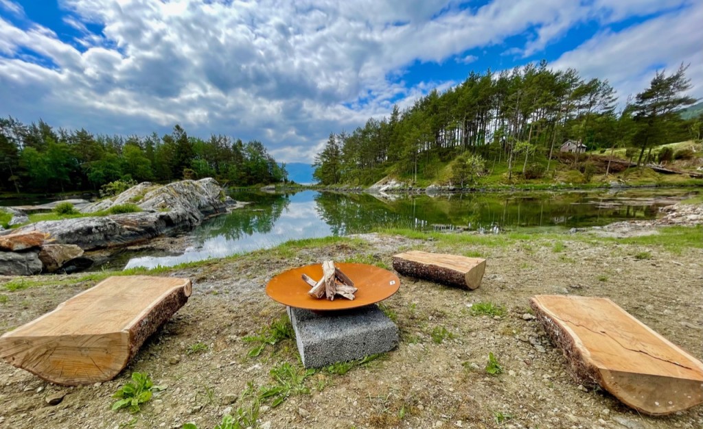 Grill/bålplasser ved naustet.