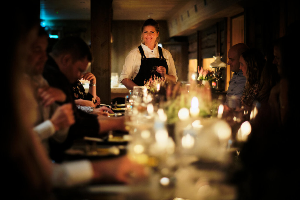 Med plass til over 30 personer rundt bordet