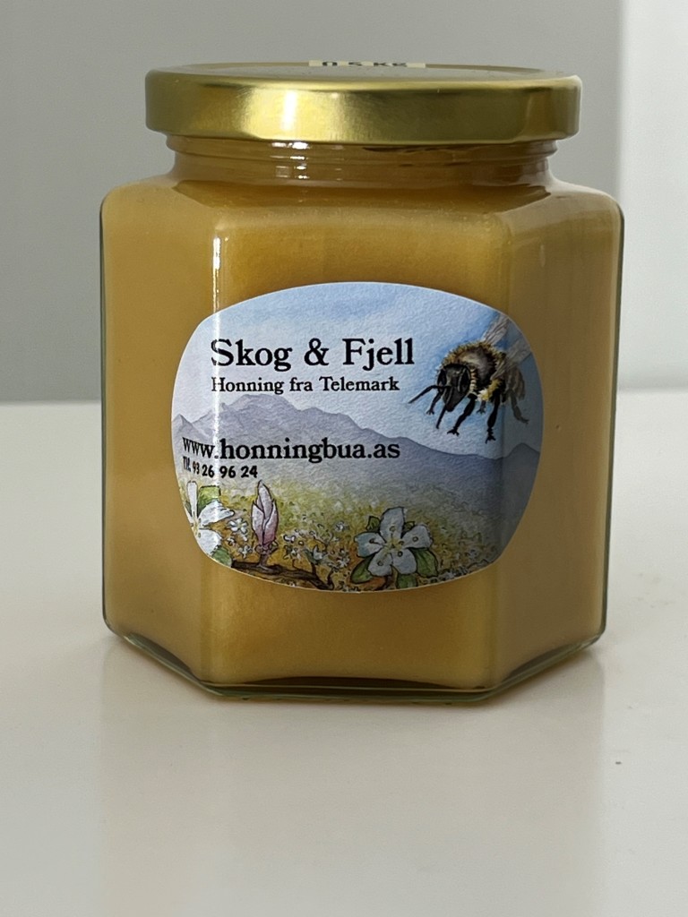 Skog & Fjell er en blandingshonning fra Telemark av all nektar som biene sanker inn fra vår til høst.
Den har en rik aroma og er mild på smak.